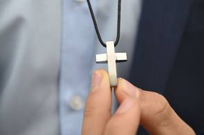 Anhänger mit Kreuz zur Konfirmation. Foto: Karsten Klama